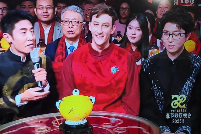 晚十大精彩节目及十大吐槽AG真人2025央视春(图2)