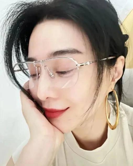 凌乱眼神迷离戴超大黄金耳环若有所思！AG真人娱乐44岁范冰冰在豪宅！头发