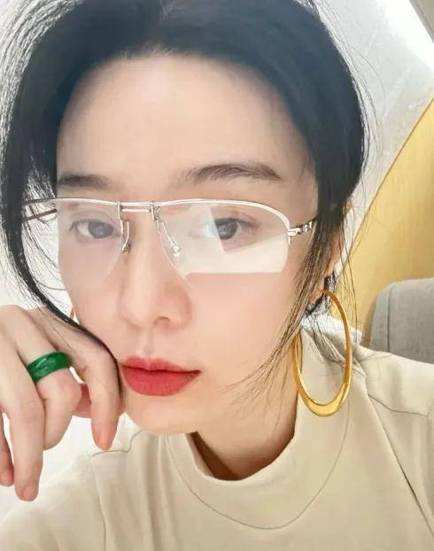 凌乱眼神迷离戴超大黄金耳环若有所思！AG真人娱乐44岁范冰冰在豪宅！头发(图4)