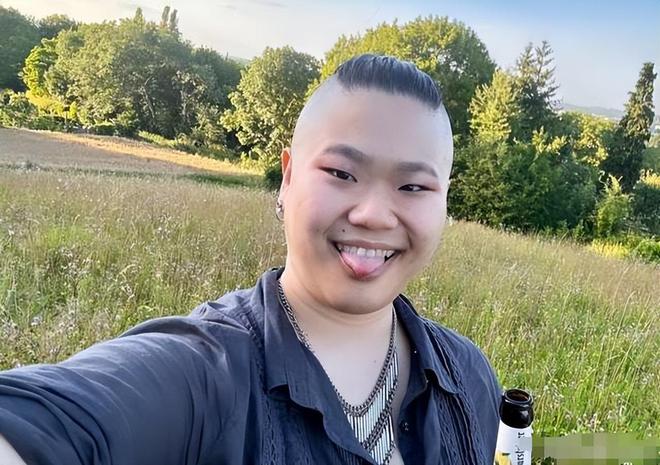 脸岳云鹏发型超短气质豪迈一脸男相AG真人毕福剑女儿近照曝光意外撞