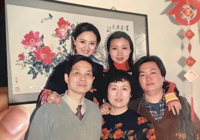 是画家祖籍无锡父亲为了母亲留在青岛AG真人平台朱媛媛家庭情况曝光哥(图2)