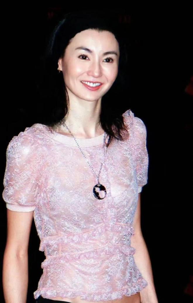 全网60岁依然是大家最爱的穿衣榜样AG真人国际张曼玉的平价穿搭火遍(图14)