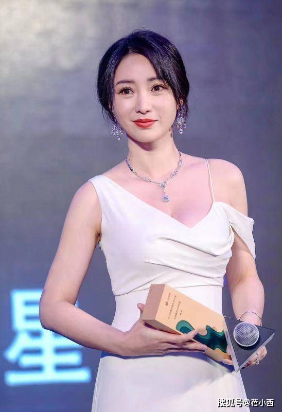 质风格穿白色紧身连衣裙亮相3D曲线无敌了