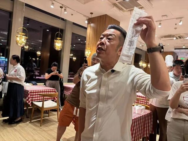 走后一小时却说“恶心”明天起全国所有门店