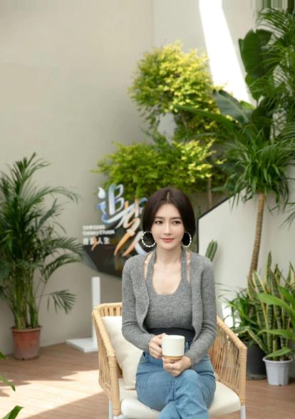 仔裤太高级！短发状态松弛自然越看越绝AG真人平台46岁秦岚穿灰色内搭配牛(图4)