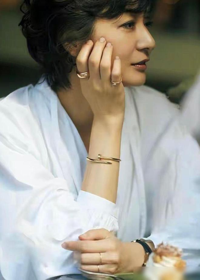 质”不在“量”记住这3选3不选才优雅得体AG真人澳门百家家乐中年女人戴首饰在“(图4)