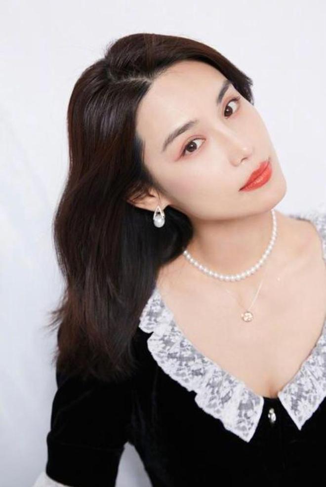 质”不在“量”记住这3选3不选才优雅得体AG真人澳门百家家乐中年女人戴首饰在“(图3)