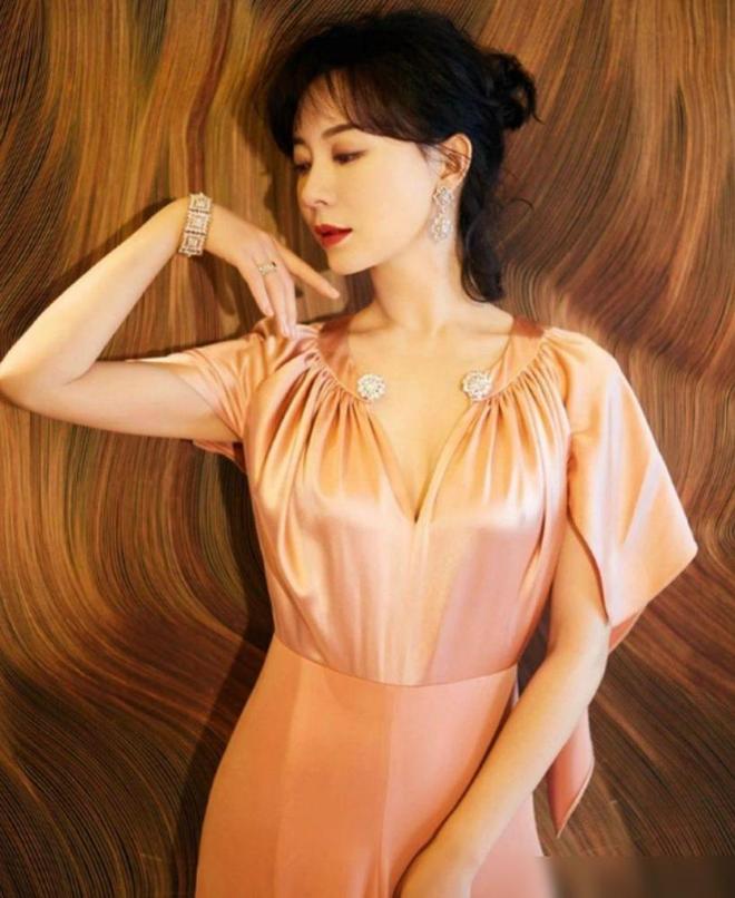 质”不在“量”记住这3选3不选才优雅得体AG真人澳门百家家乐中年女人戴首饰在“(图6)