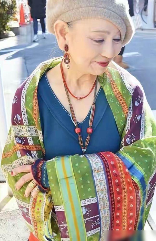 质”不在“量”记住这3选3不选才优雅得体AG真人澳门百家家乐中年女人戴首饰在“(图8)