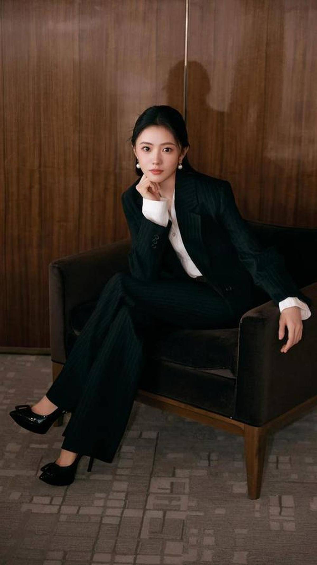 穿搭利落大气气场更飒爽AG真人地址黑色系通勤