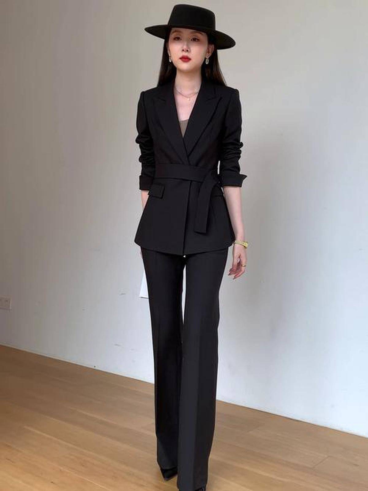 穿搭利落大气气场更飒爽AG真人地址黑色系通勤(图2)